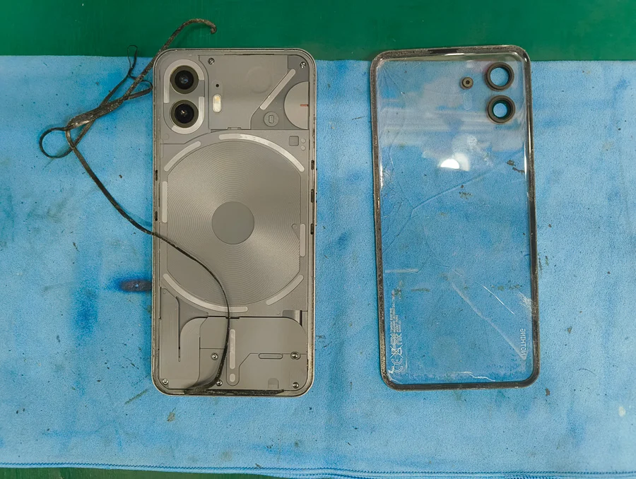 ZTE Libero S10 背面パネル修理 — 修理の様子