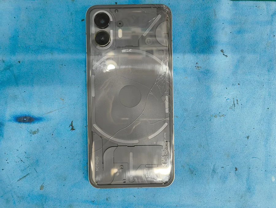 LG V60 ThinQ 5G 背面パネル修理 — 修理の様子