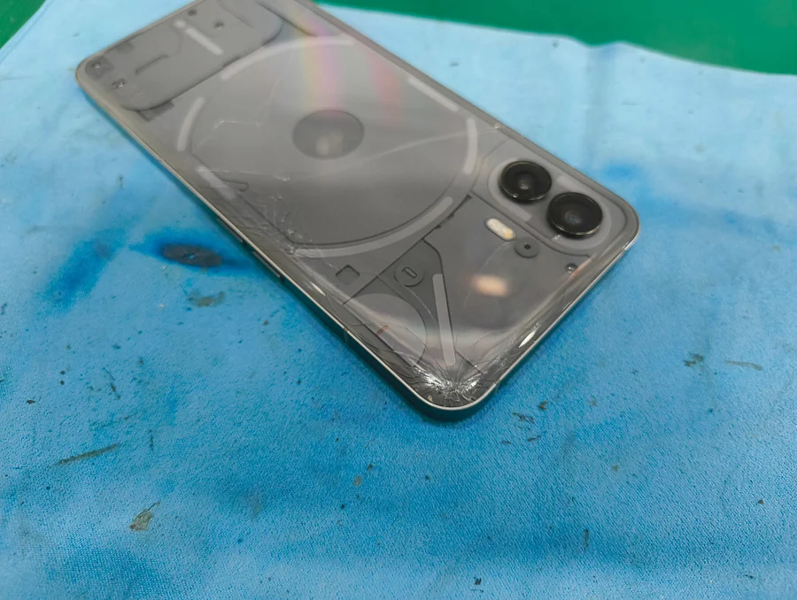 ZTE Libero 3 背面パネル修理 — 修理の様子