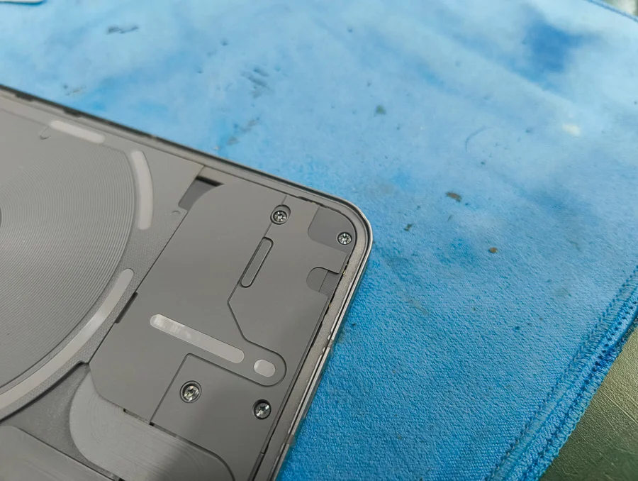 ZTE Libero 5G IV 背面パネル修理 — 修理の様子