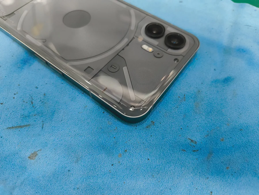 ZTE Libero 5G III バックパネル修理 名古屋市中区 背面パネル修理 — 修理の様子