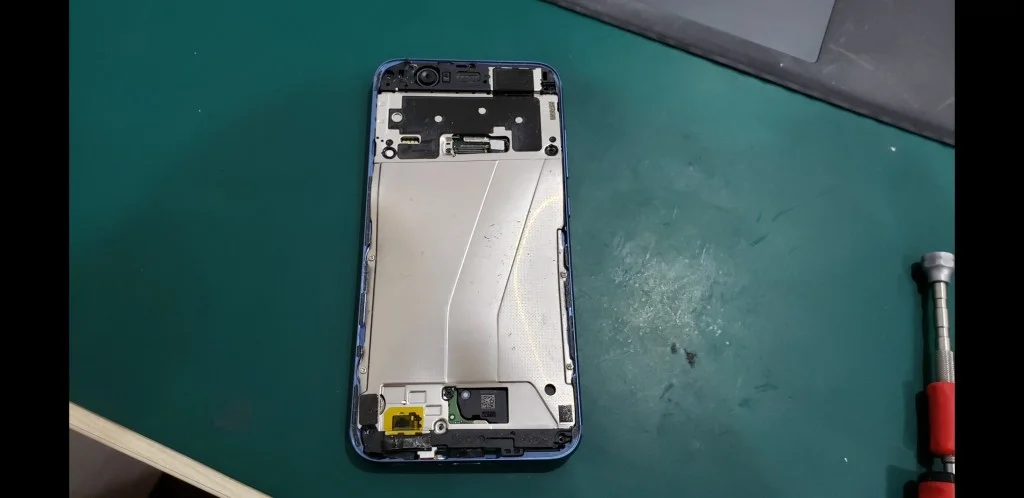 HUAWEI P20 Pro バッテリー交換 — 修理の様子