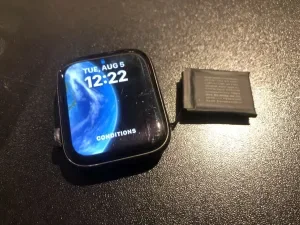 Apple Watch Series 4 GPS & Cellular 40mm バッテリー交換 — 修理の様子