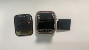 Apple Watch Series 6 GPS & Cellular 40mm バッテリー交換 — 修理の様子