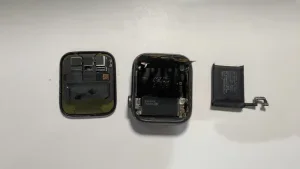 Apple Watch Series 6 GPS & Cellular 44mm バッテリー交換 — 修理の様子