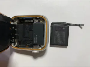 Apple Watch Series 7 GPS & Cellular 41mm バッテリー交換 — 修理の様子