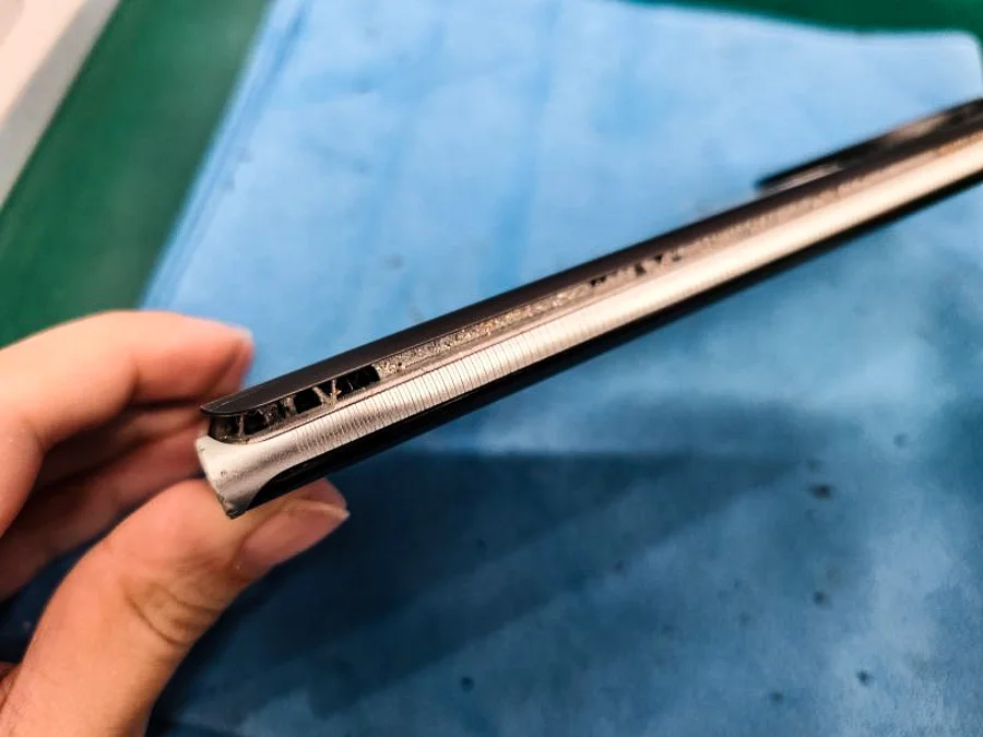 LG G8X ThinQ バッテリー交換 — 修理の様子