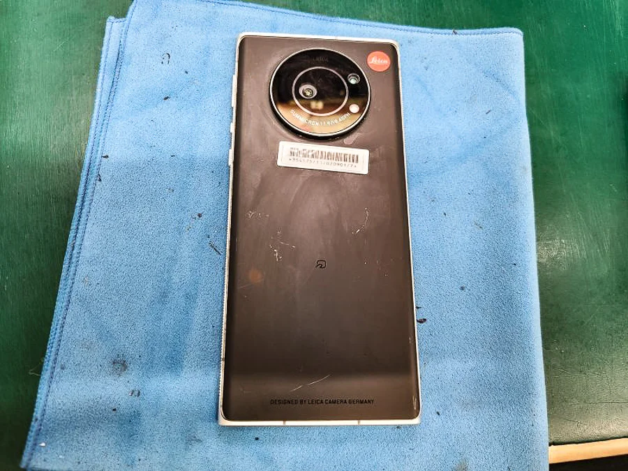 LG style L-03K バッテリー交換 — 修理の様子