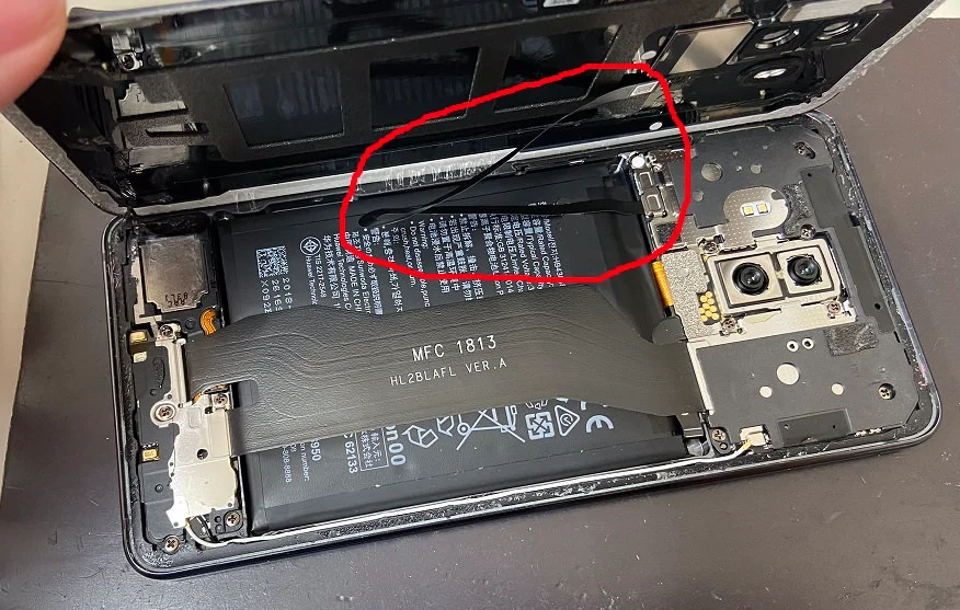 ZTE Libero 3 バッテリー交換 — 修理の様子