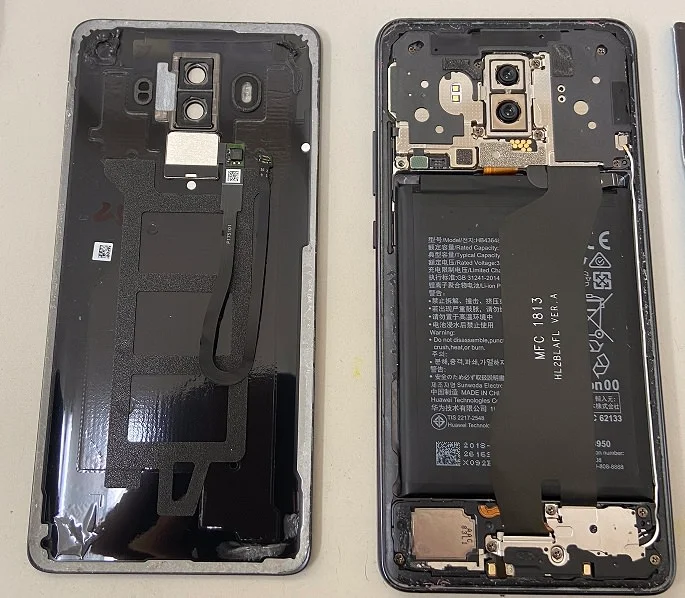 LG V60 ThinQ 5G バッテリー交換 — 修理の様子