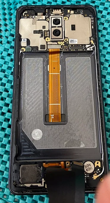 ZTE Libero 2 バッテリー交換 — 修理の様子