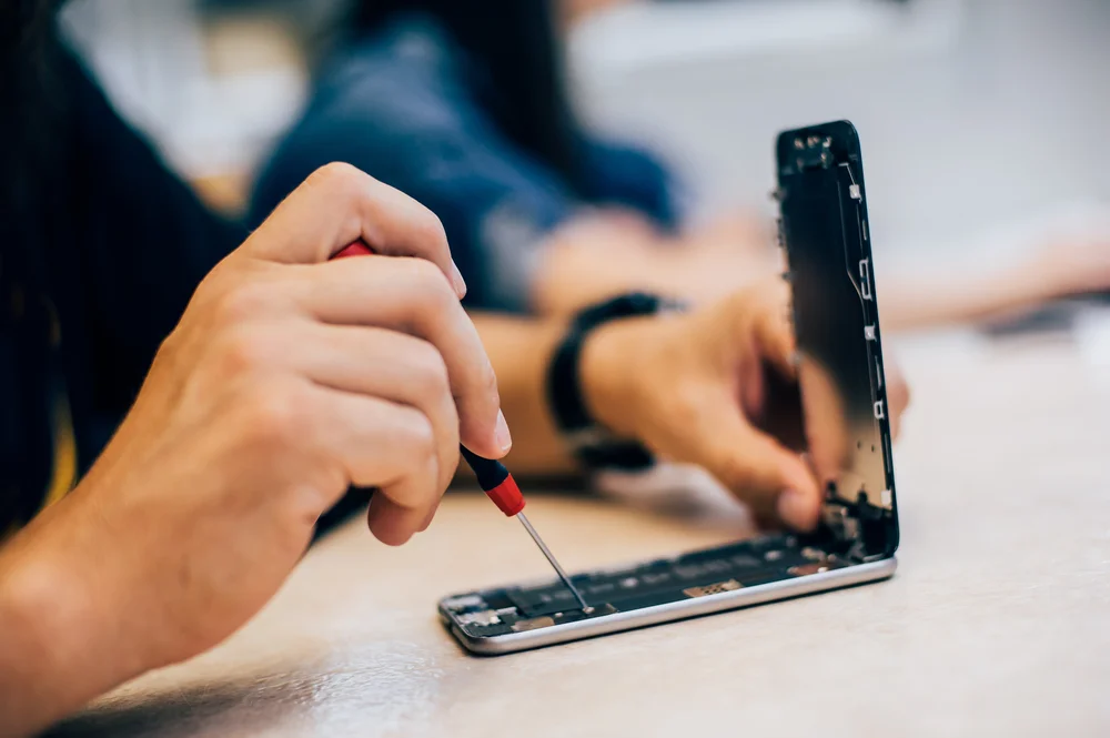 iPhone 12 バッテリー交換 — 修理の様子