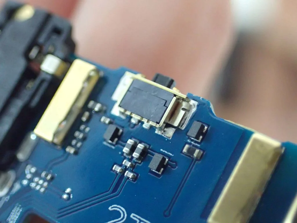 ZTE Libero 5G II 起動不良修理 — 修理の様子