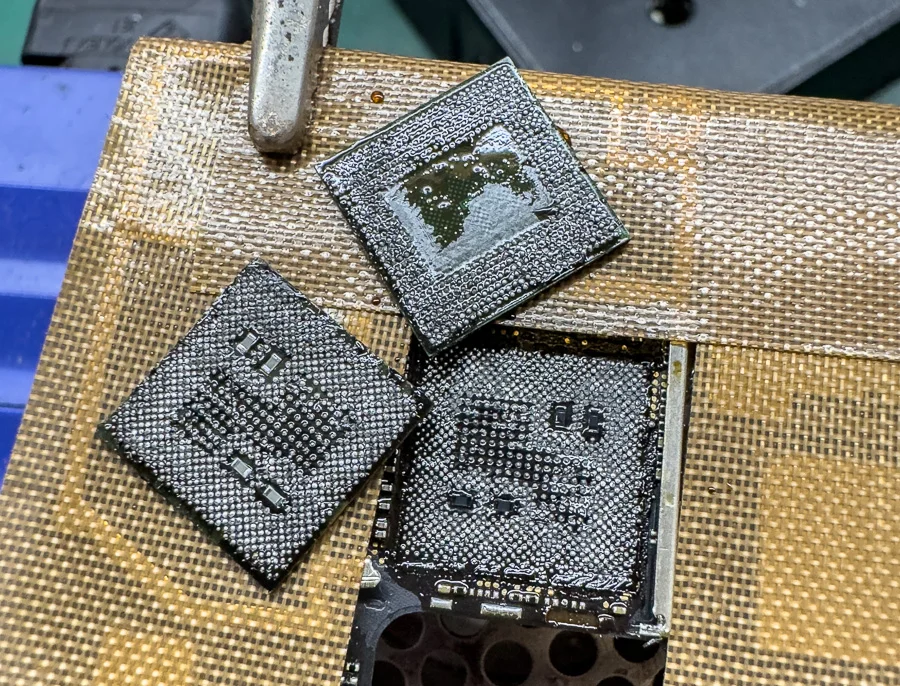 ZTE Libero Flip WiFi修理 — 修理の様子