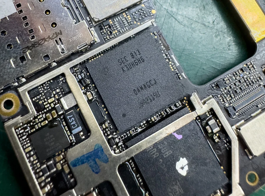 ZTE Libero 5G データ復旧 — 修理の様子