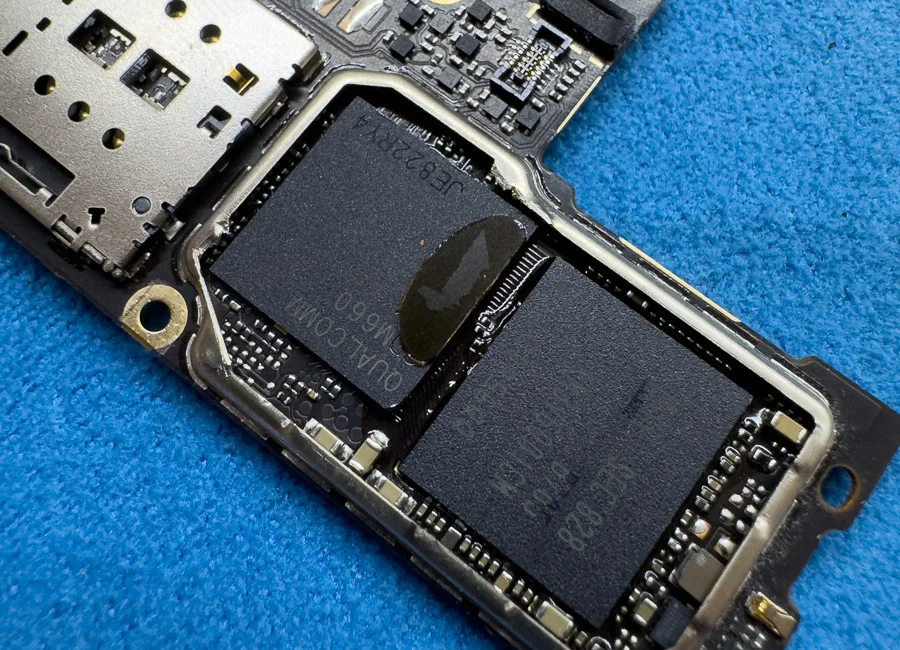 ZTE Libero 5G 起動不良修理 — 修理の様子