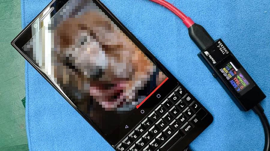 LG Q Stylus マザーボード修理・IC 基板修理 — 修理の様子