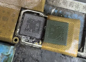 ZTE Libero 5G IV 起動不良修理 — 修理の様子