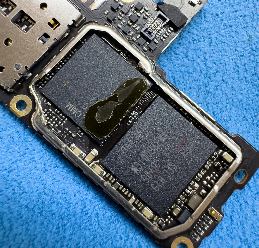 LG V30+ システム修復 — 修理の様子