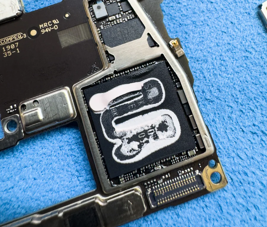 ZTE Libero Flip 通信修理 — 修理の様子