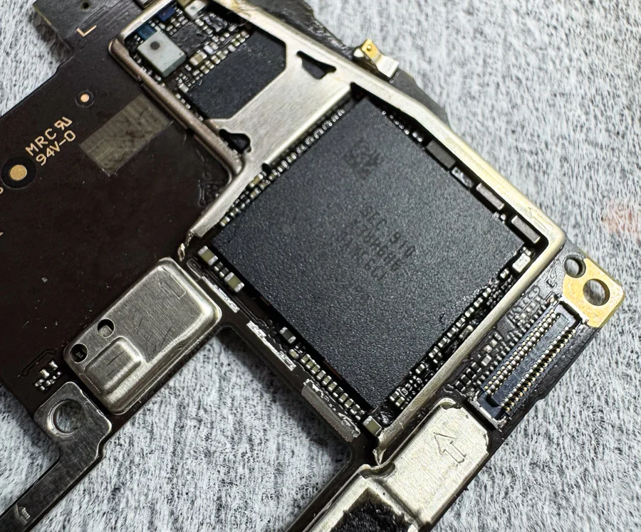 ZTE Libero 5G 基板修理 — 修理の様子