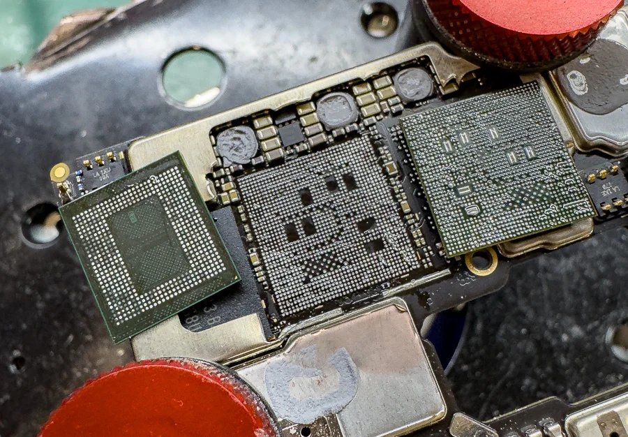 ZTE Libero 5G III マザーボード修理・IC 基板修理 — 修理の様子