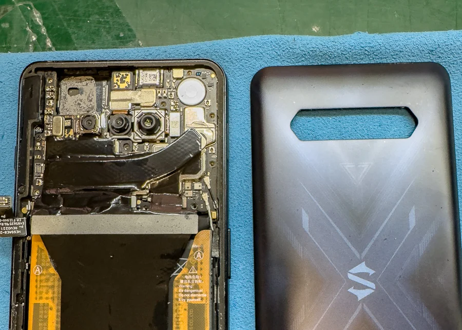 LG K50 起動不良修理 — 修理の様子