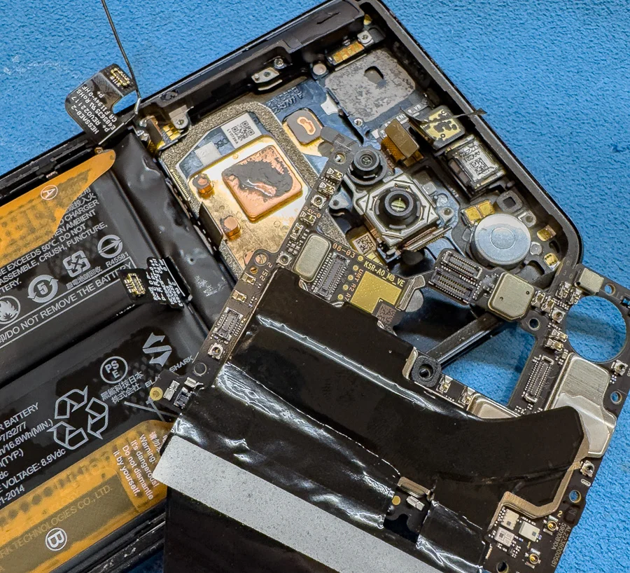 LG style L-03K 基板修理 — 修理の様子