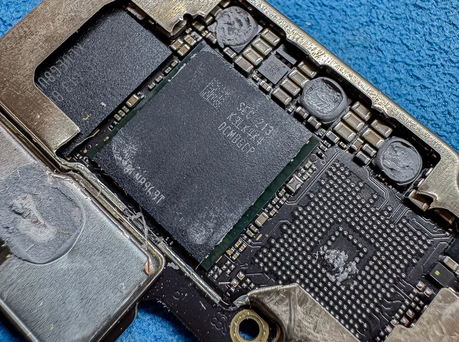 ZTE Libero S10 WiFi修理 — 修理の様子