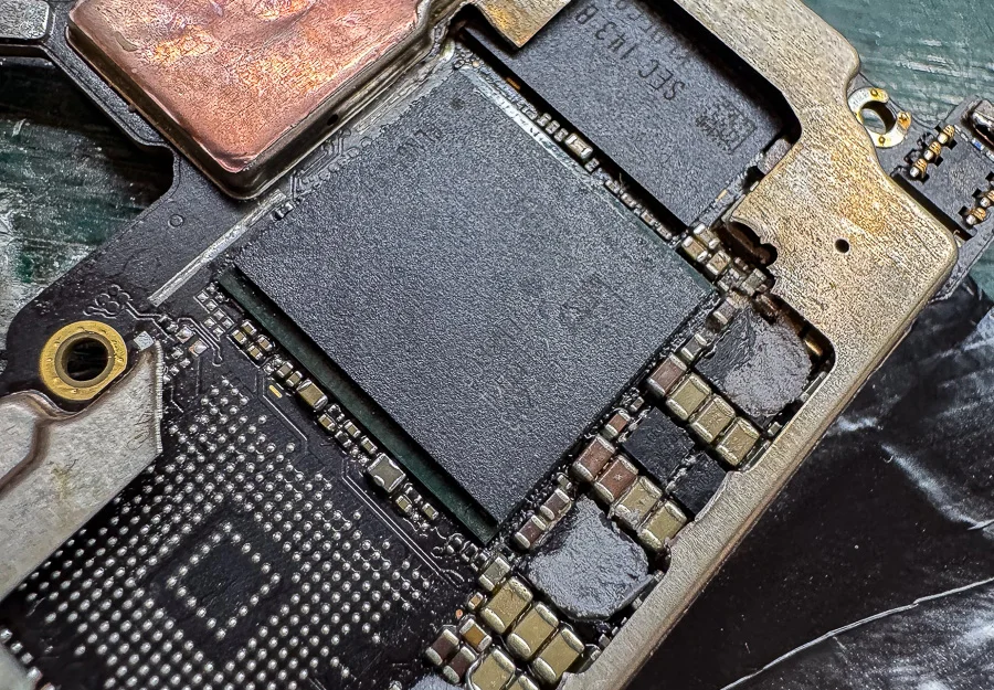 ZTE Libero Flip 起動不良修理 — 修理の様子