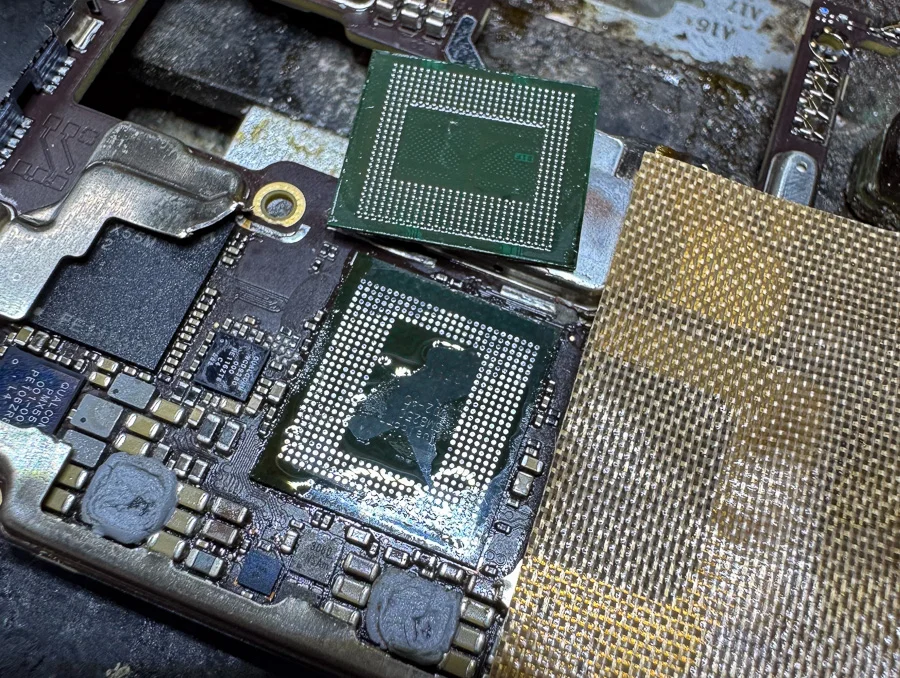 ZTE Libero 5G III WiFi修理 — 修理の様子