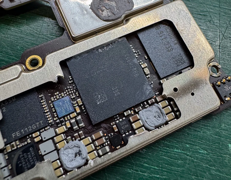 ZTE Libero 5G IV WiFi修理 — 修理の様子