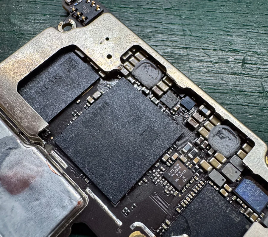 ZTE Libero 5G II 通信修理 — 修理の様子