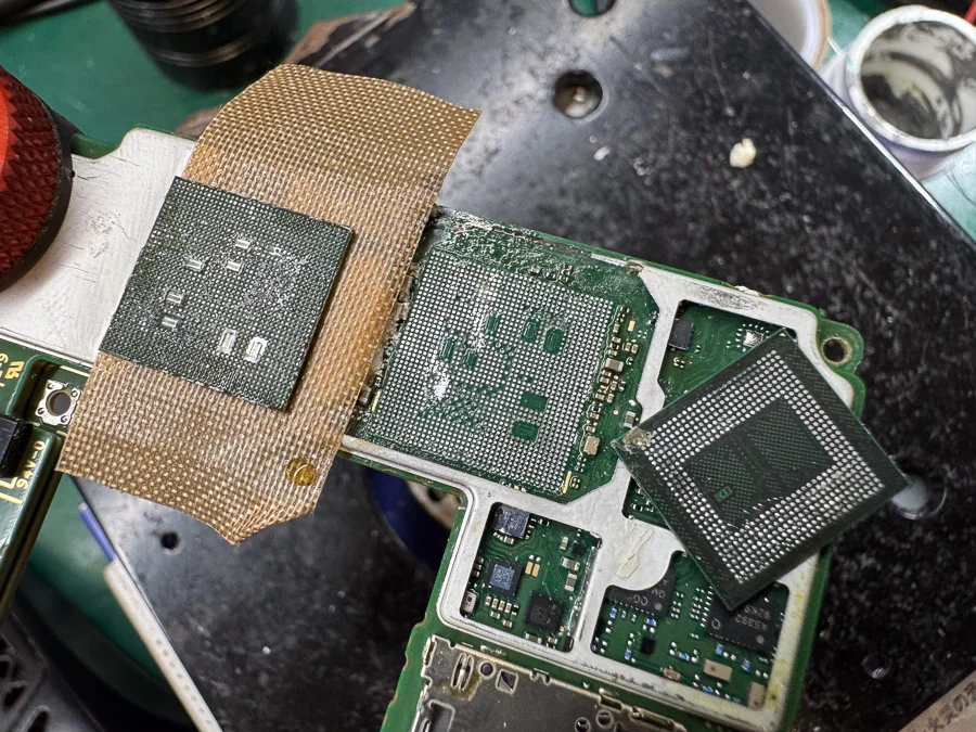 ZTE Libero Flip データ復旧 — 修理の様子