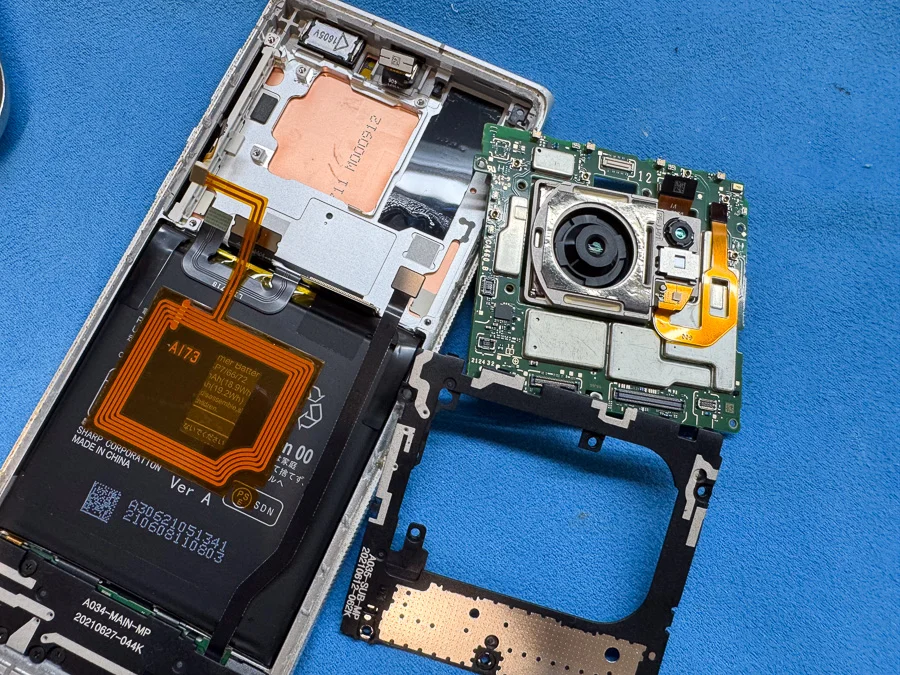 LG G8X ThinQ 無線 WiFi修理 — 修理の様子