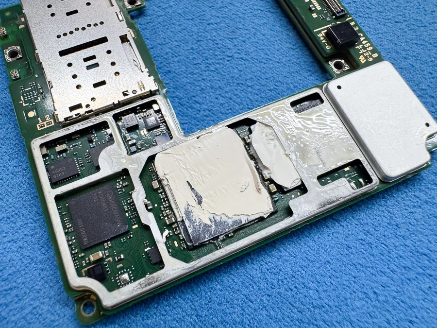 ZTE Libero 5G IV 基板修理 — 修理の様子