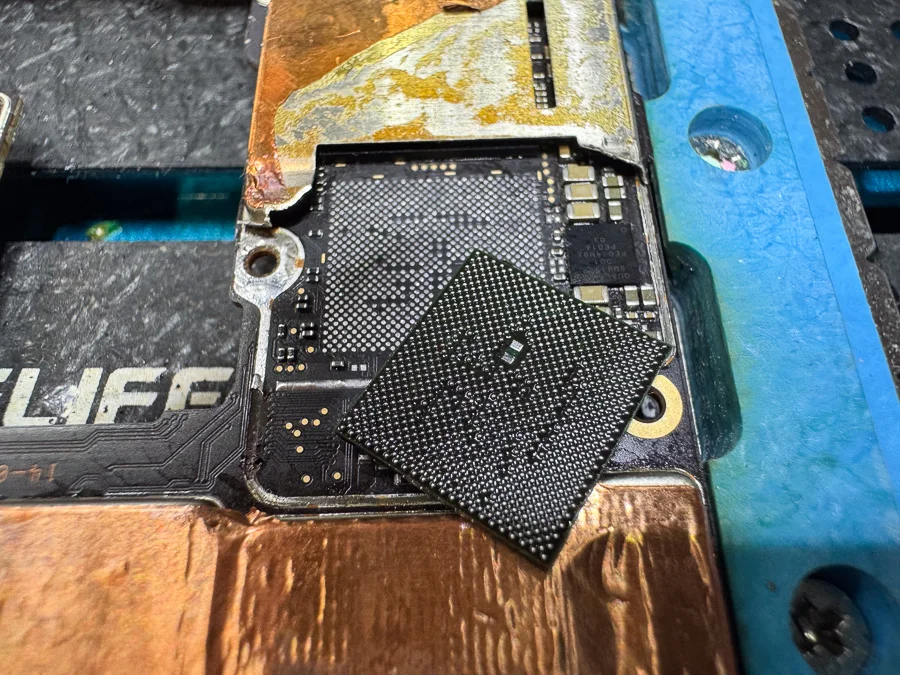 LG VELVET L-52A 起動不良修理 — 修理の様子