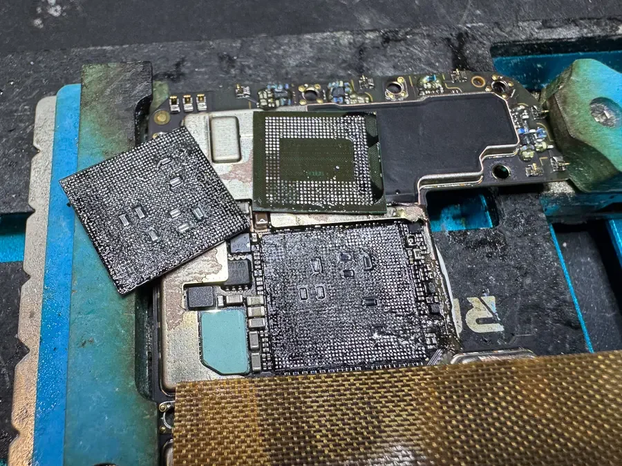 ZTE Libero 2 通信修理 — 修理の様子