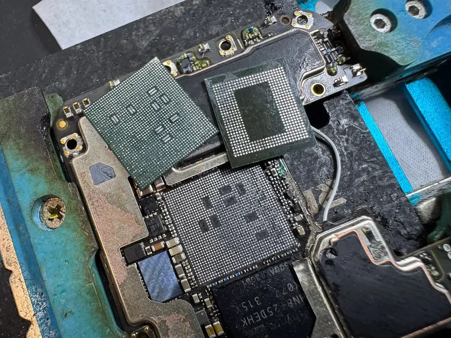 ZTE Libero 5G 通信修理 — 修理の様子