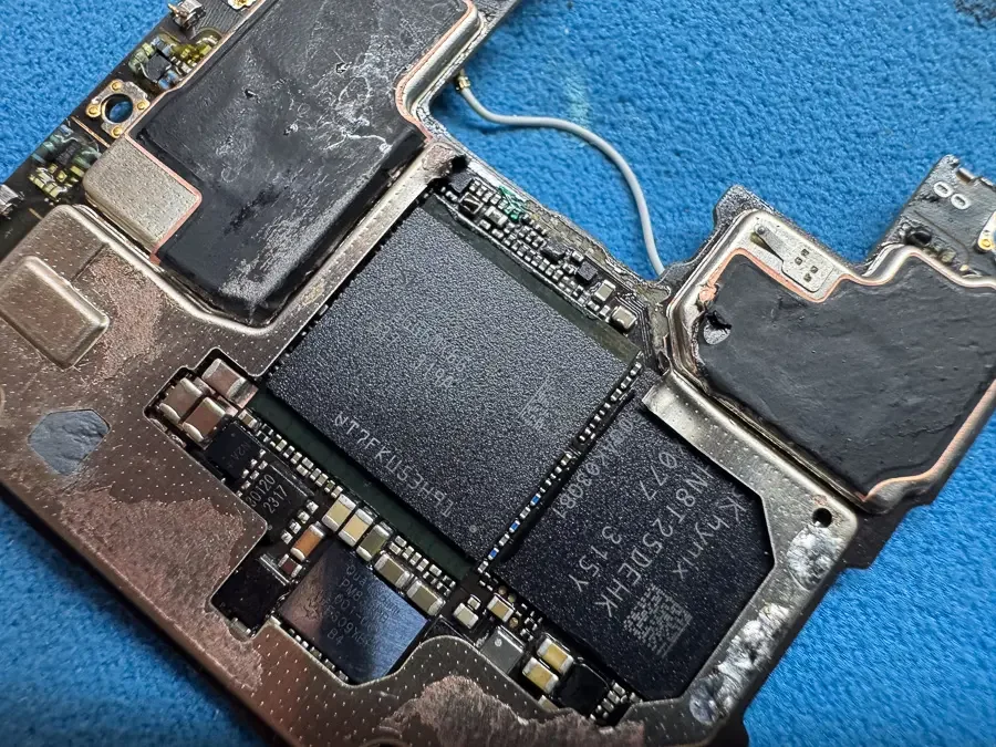 LG VELVET L-52A 基板修理 — 修理の様子