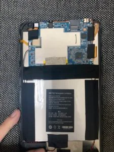 LG Q Stylus 充電口修理 — 修理の様子