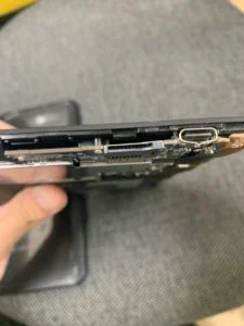 ZTE Libero 5G IV 充電口修理 — 修理の様子