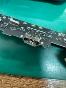 ZTE Libero Flip 充電口修理 — 修理の様子