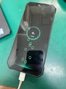 LG VELVET L-52A 充電口修理 — 修理の様子