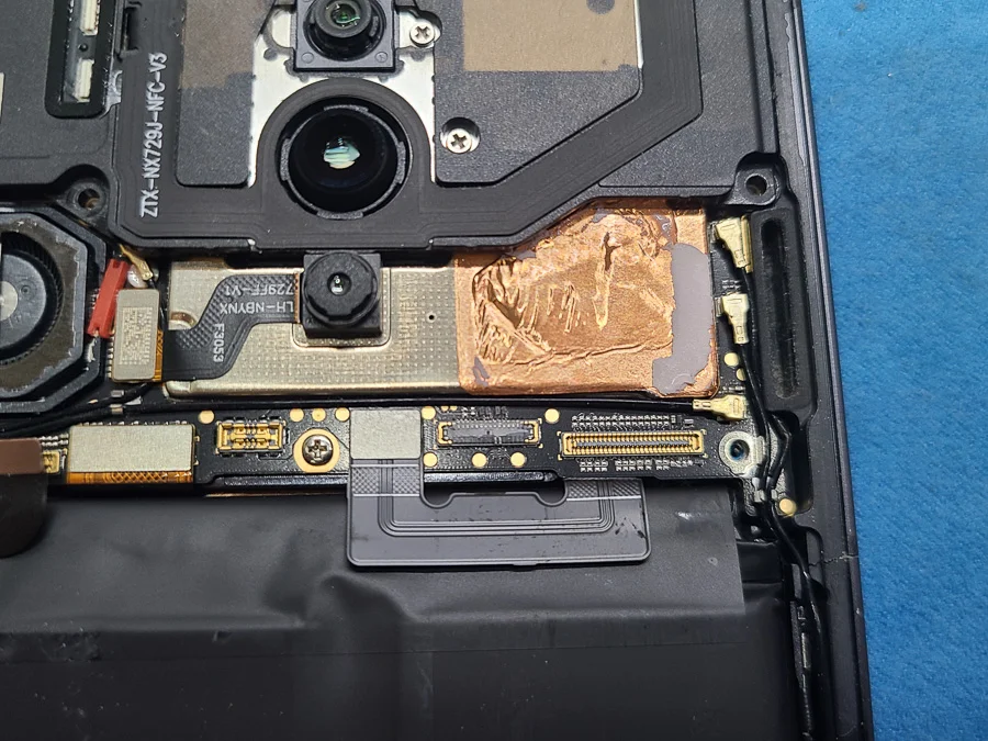 ZTE Libero 3 充電口修理 — 修理の様子