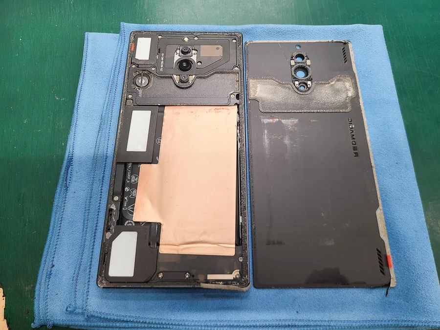 ZTE Libero 5G III 充電口修理 — 修理の様子