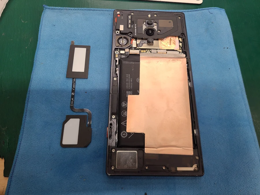 LG style L-03K 充電口修理 — 修理の様子