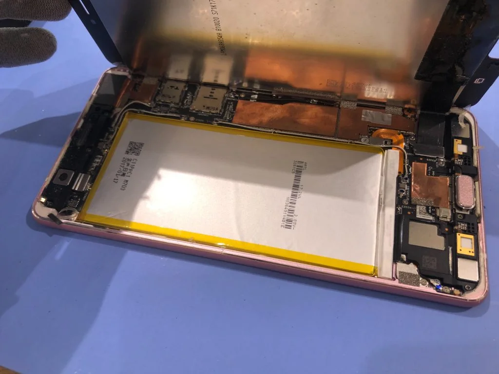 ZenFone 4 Max ZC520KL 充電口修理 — 修理の様子