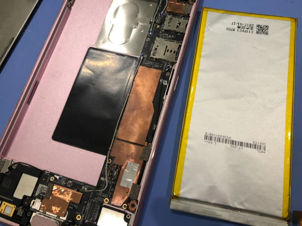 ROG Phone 5 Pro ZS673KS 充電口修理 — 修理の様子