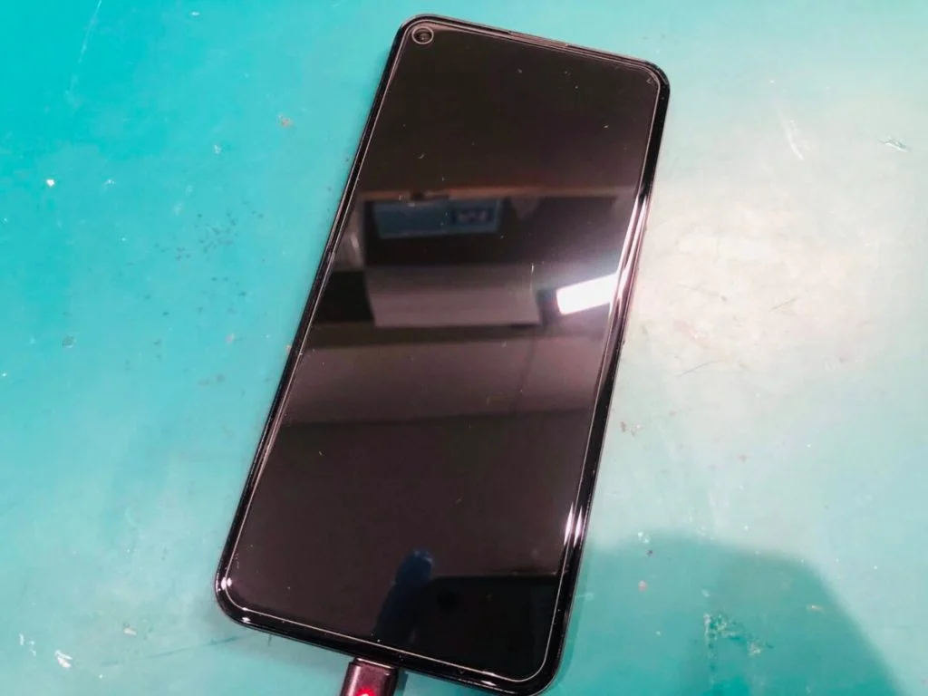 Google Pixel 8a 画面割れ修理 — 修理の様子